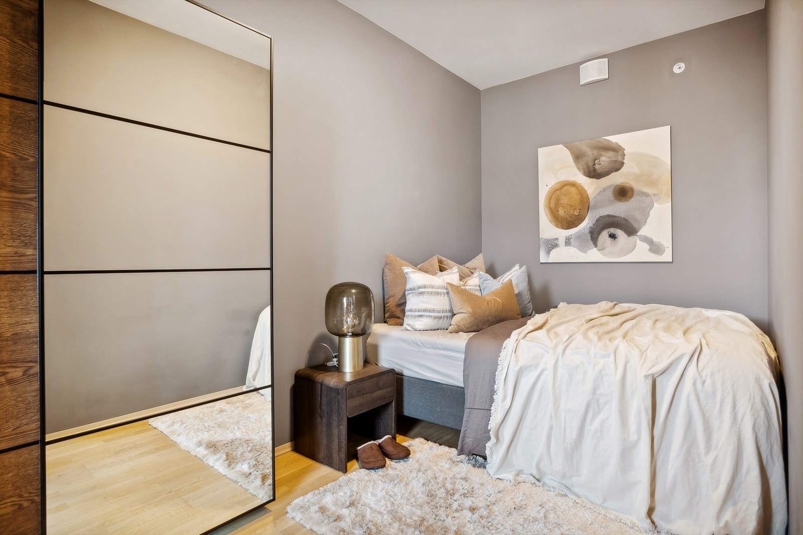 Det er to pene soverom i leiligheten, og på det største rommet er det skyvedørsgarderobe. Galleribilde