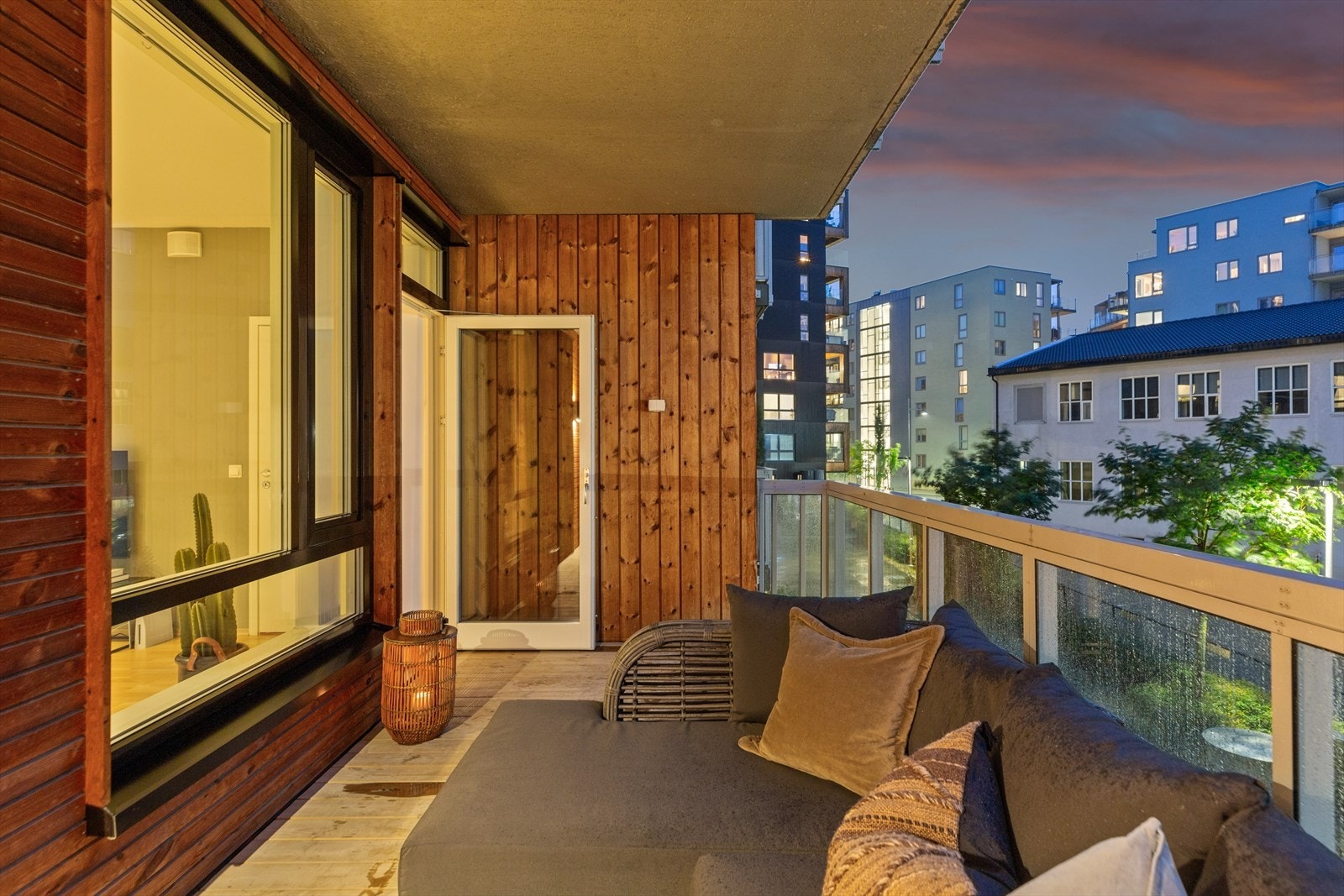 Balkongen er utstyrt med både utebelysning og dobbel utestikk. Galleribilde