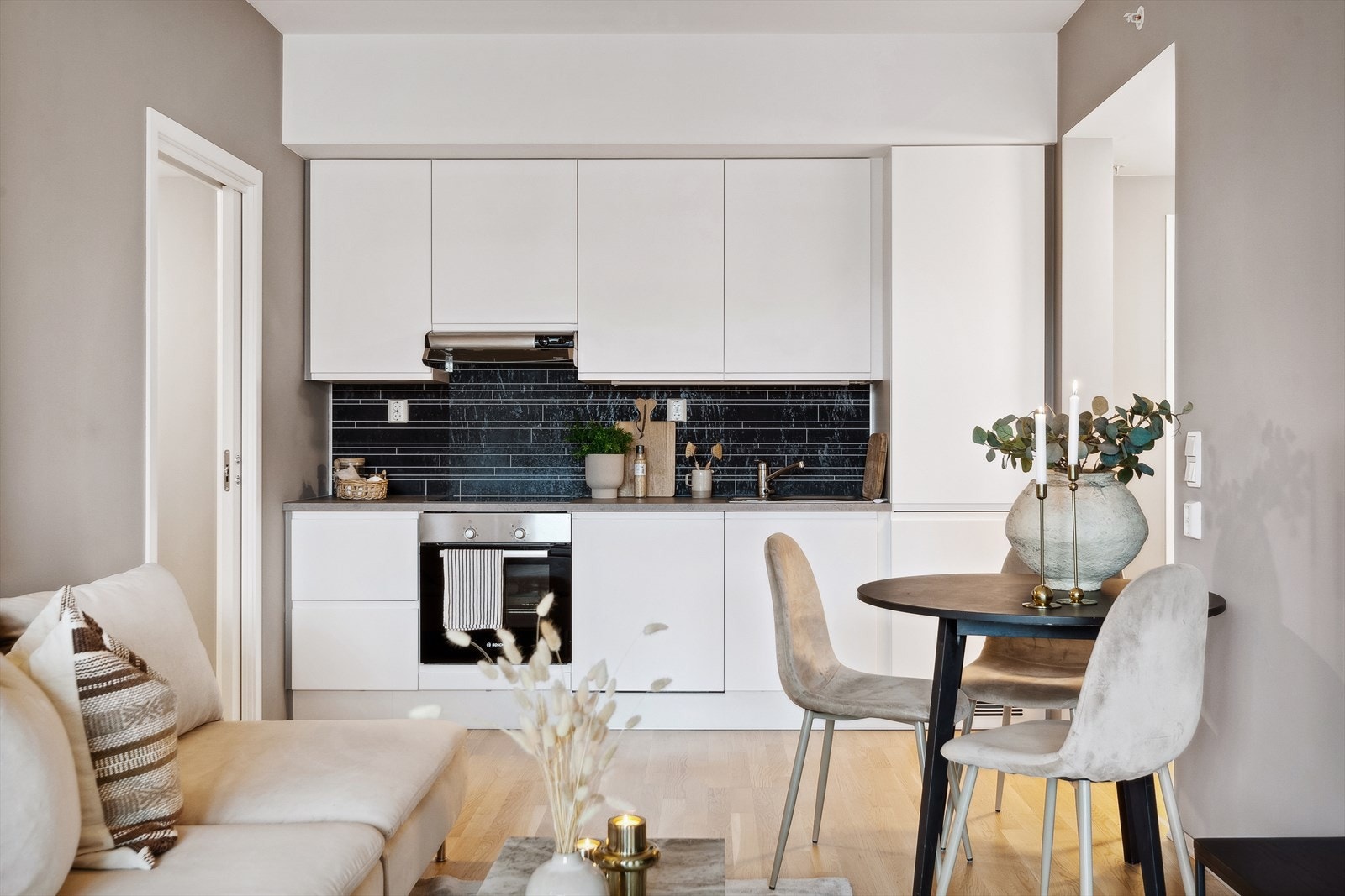 Kjøkkenet er stilfullt og arealeffektivt, med god skap- og benkeplass. Galleribilde