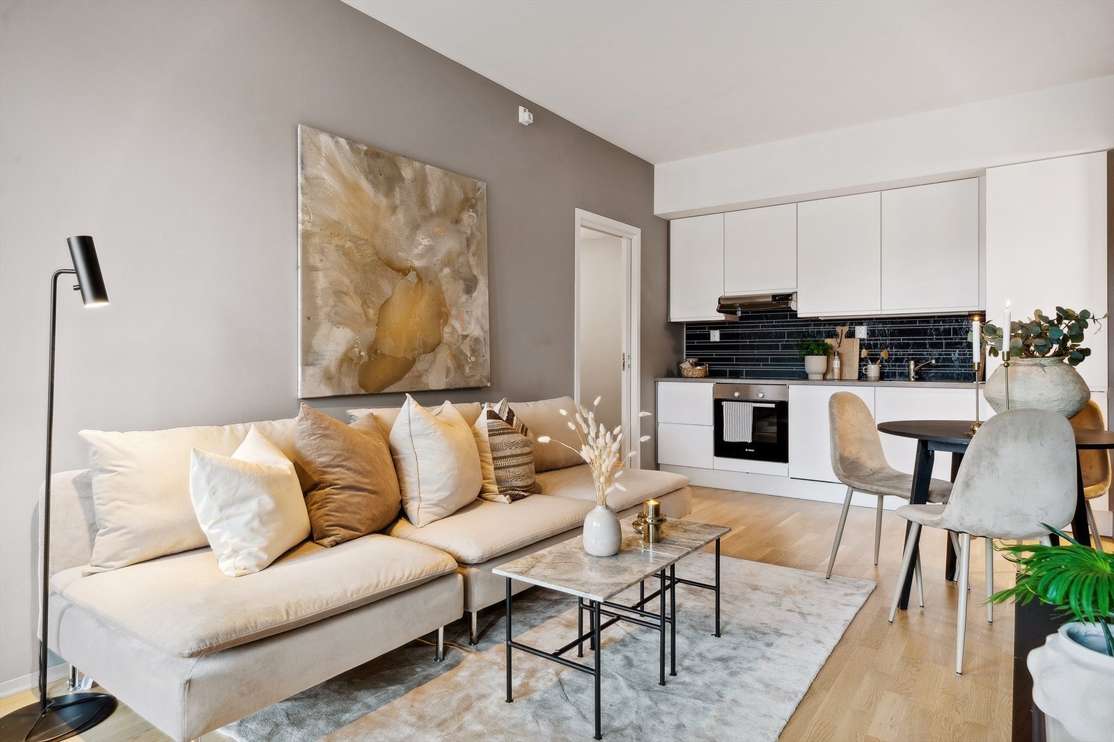 Stuen og kjøkkenet danner et innbydende allrom på ca. 19 kvm. Galleribilde