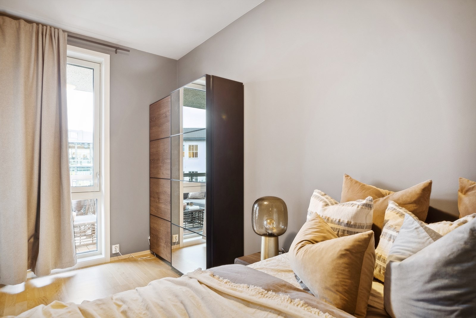 Det største soverommet er på ca. 8,5 kvm, og har store, nordvestvendte vindusflater. Galleribilde