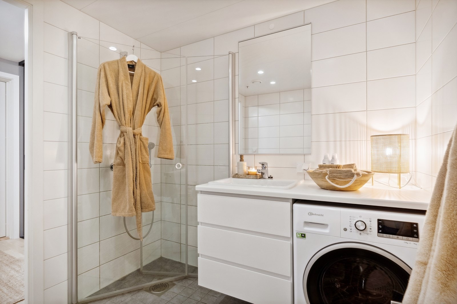 Badet er utstyrt med mekanisk avtrekk og opplegg for vaskemaskin. Galleribilde