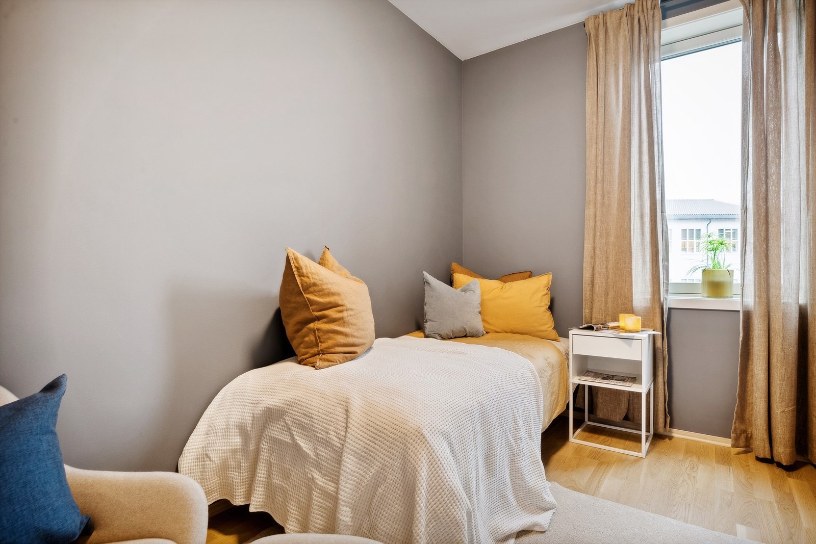 Soverom 2 er på ca. 8 kvm, og har et stort, nordvestvendt vindu. Galleribilde