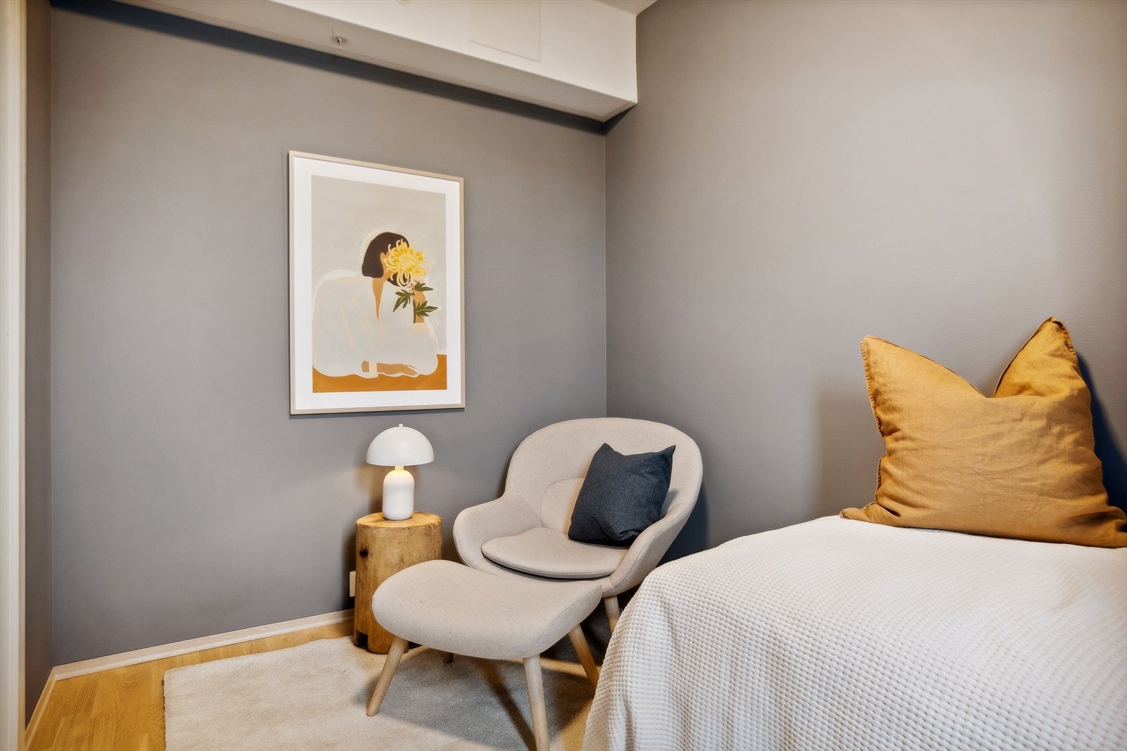 Soverommene er holdt i en stilren kombinasjon med blåmalte vegger mot parkettgulv. Galleribilde