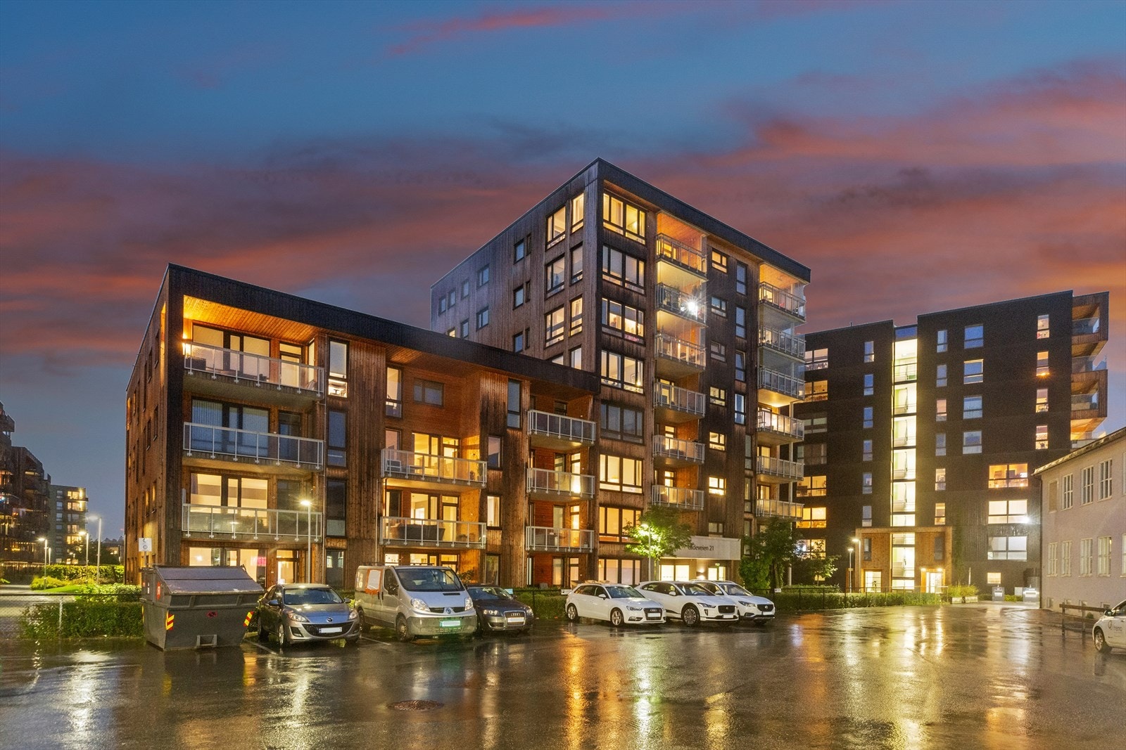 Leiligheten ligger i andre etasje i et moderne bygg fra 2018. Galleribilde