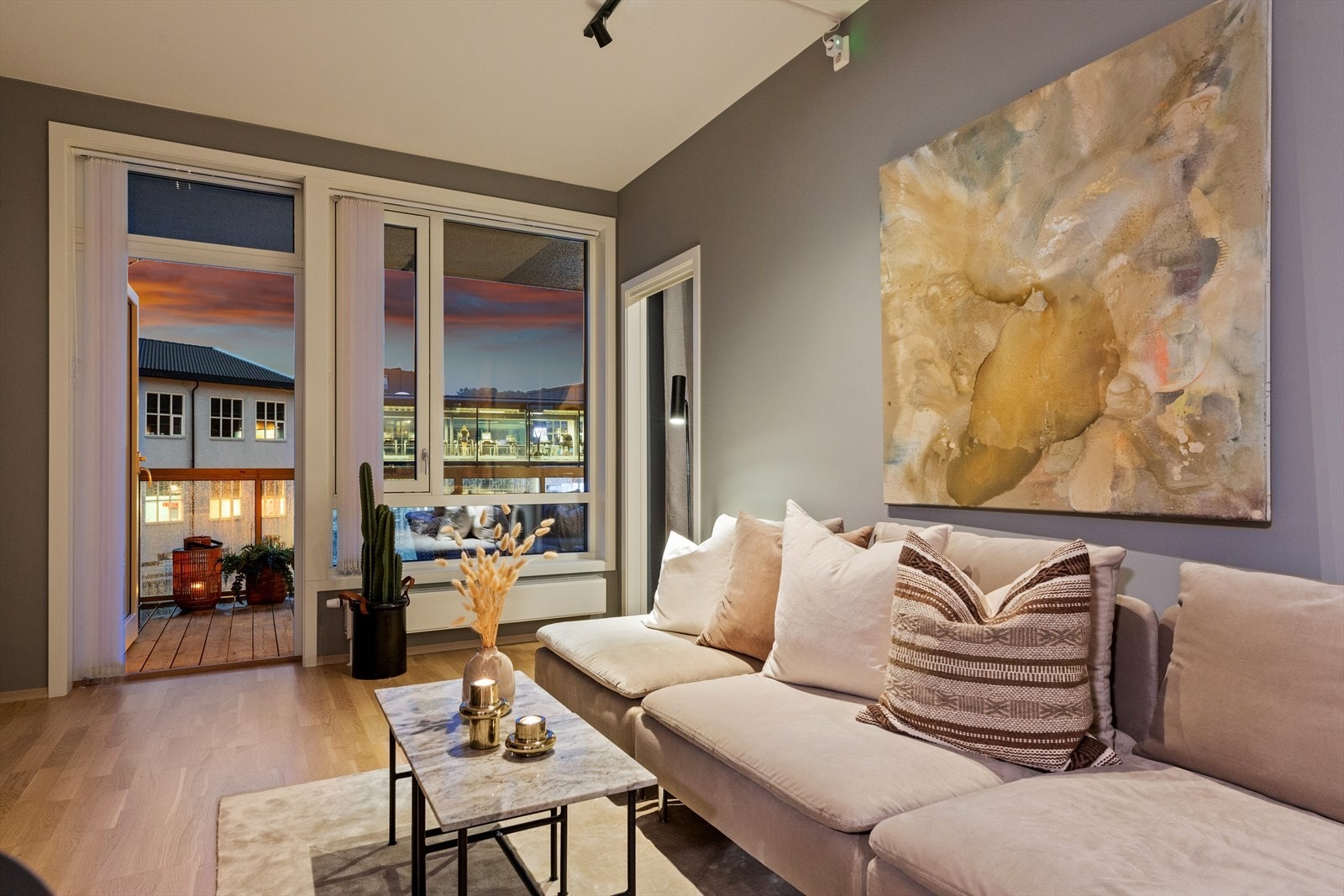 Fra stuesonen er det utgang til en overbygd, nordvestvendt balkong. Galleribilde