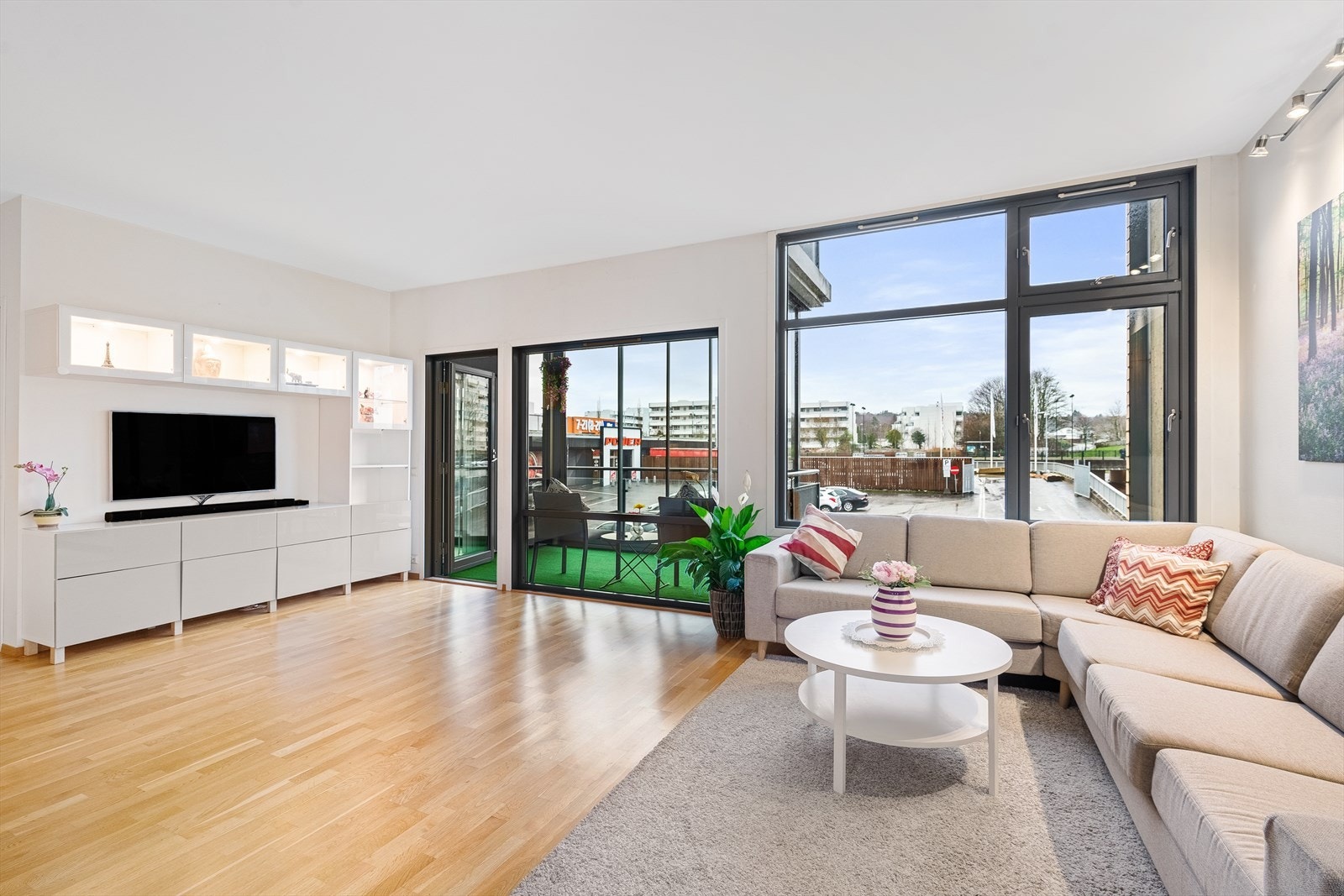 Stor gjennomgående stue med store visdusflater Galleribilde