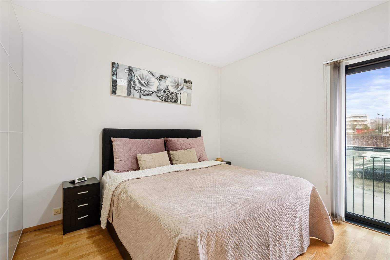 Soverom 1 med stor flott garderobe Galleribilde