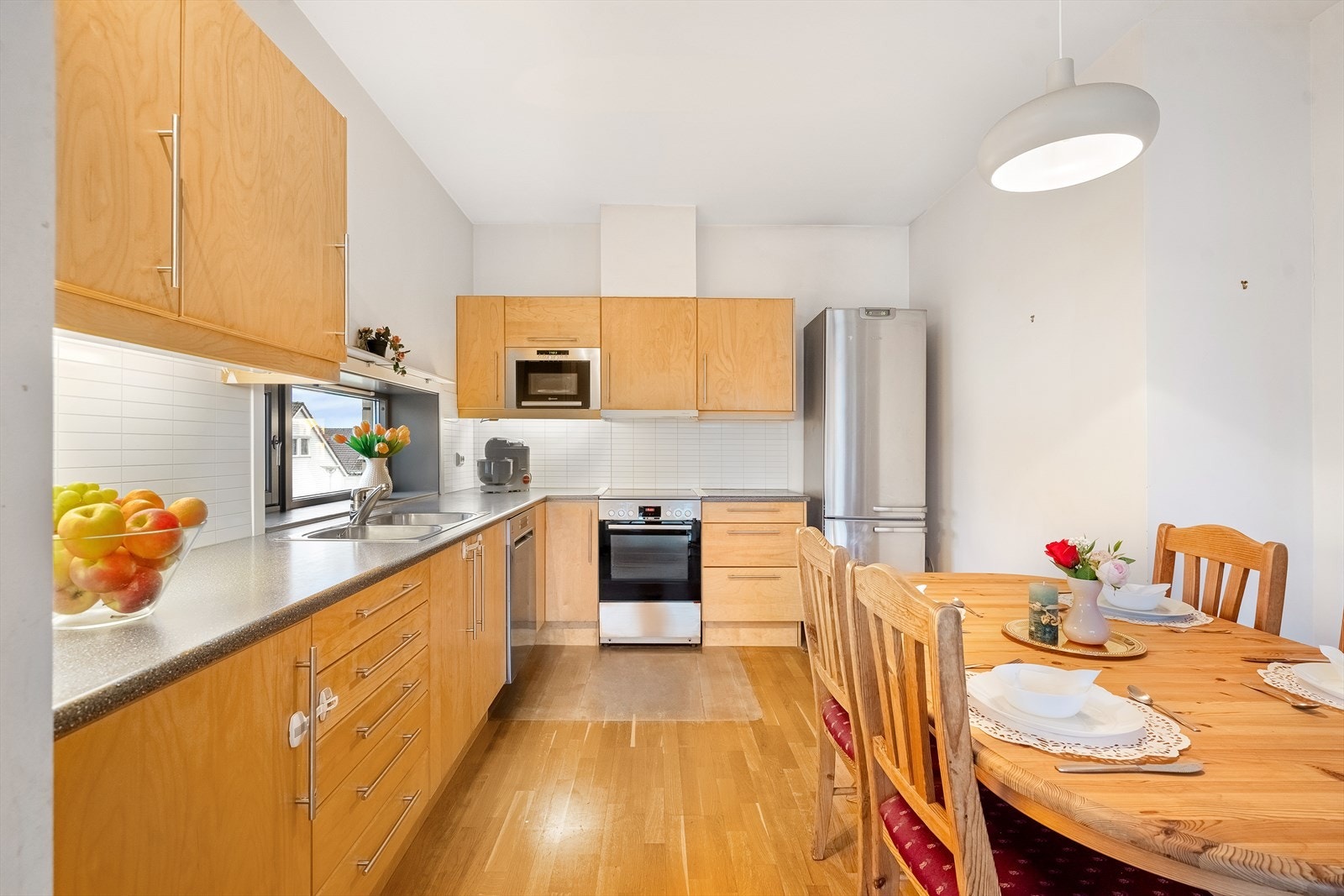 Kjøkken med god benk- og skapplass Galleribilde