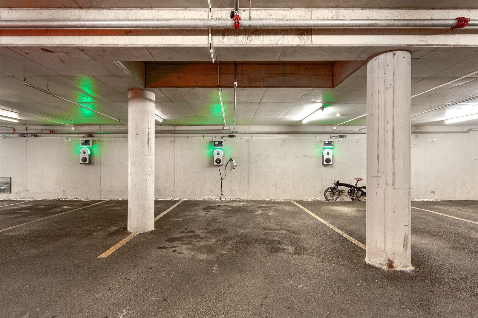 Parkeringsplass i lukket anlegg m/elbillader Galleribilde