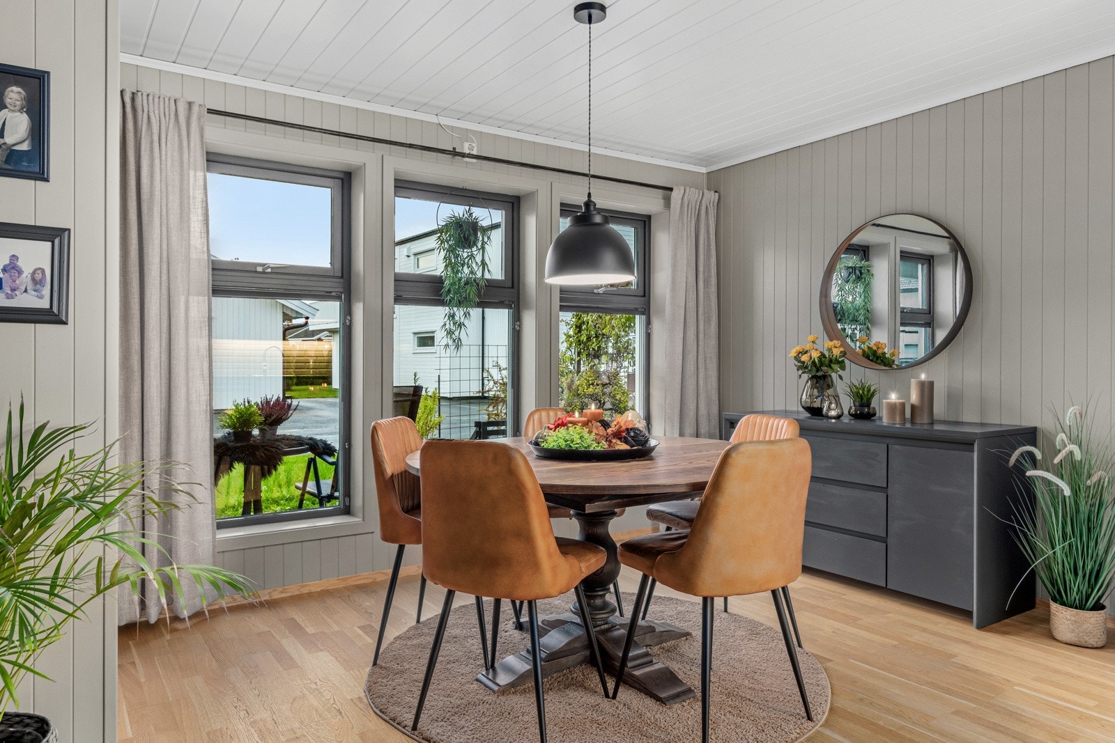 Velkommen til Estvoldvegen 4 A - Innholdsrik & moderne 3-roms hjørneleilighet på Reinsholm. Oppgradert kjøkken. Stor takoverbygd terrasse. Sunscreen m.m Galleribilde