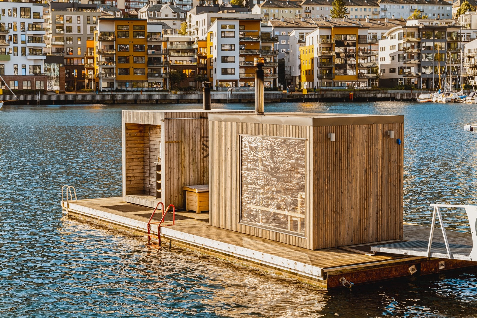 På Marineholmen, ca. 10 min gange fra leiligheten er det flytende sauna som leies for en rimelig penge. Galleribilde