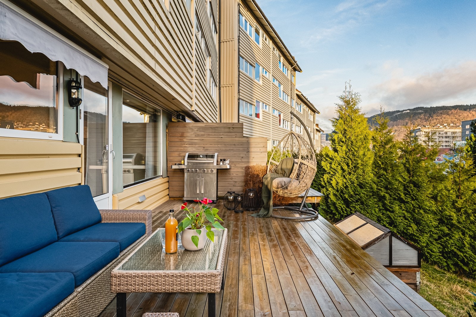 I hagen kan man ha pallekarmer ogg plante etter eget ønske. Selger har feks. hatt et lite drivhus og dyket grønnsaker i hagen. Galleribilde