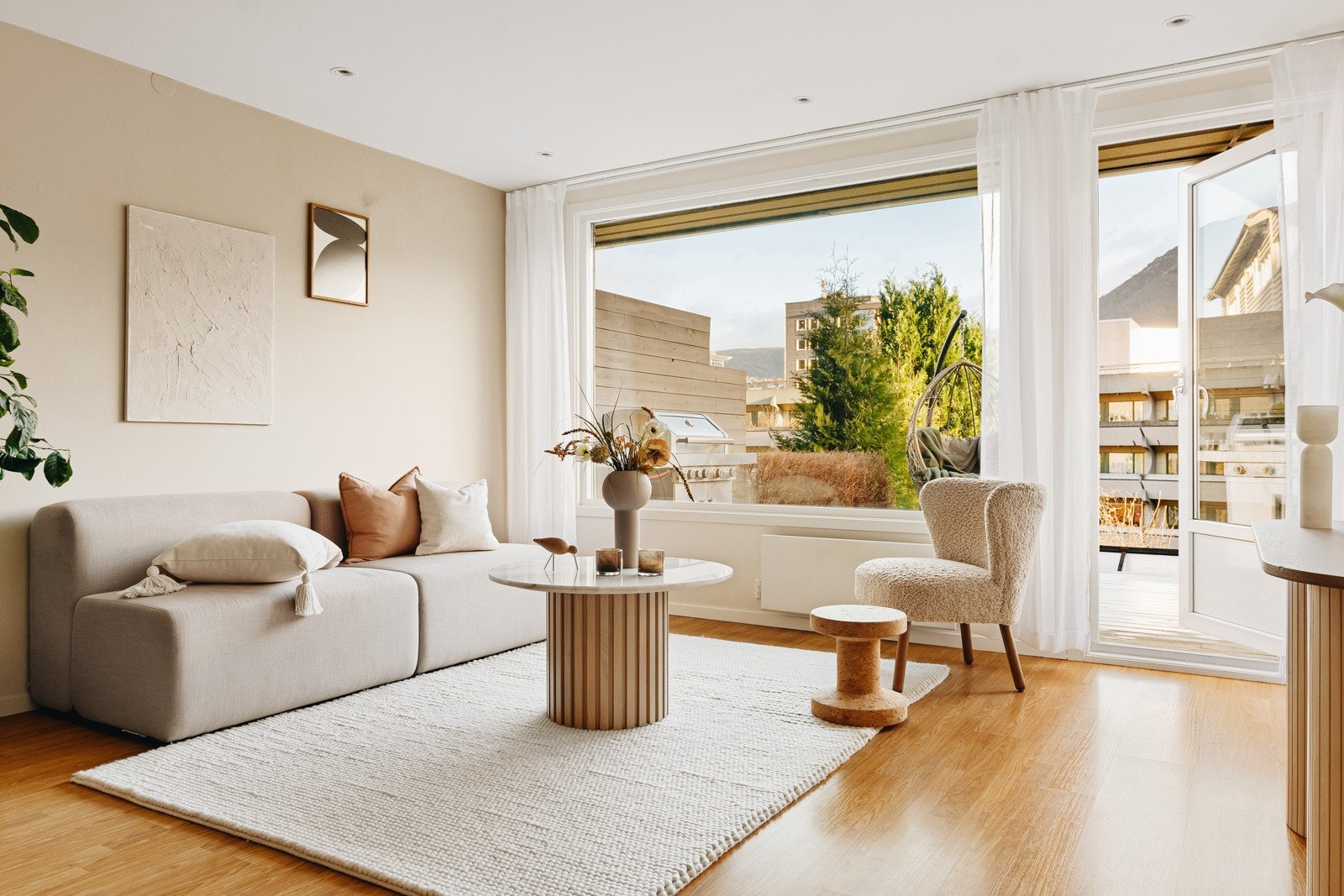 Herlig stue med stort vindu og terrassedør ut på markterrassen. Galleribilde