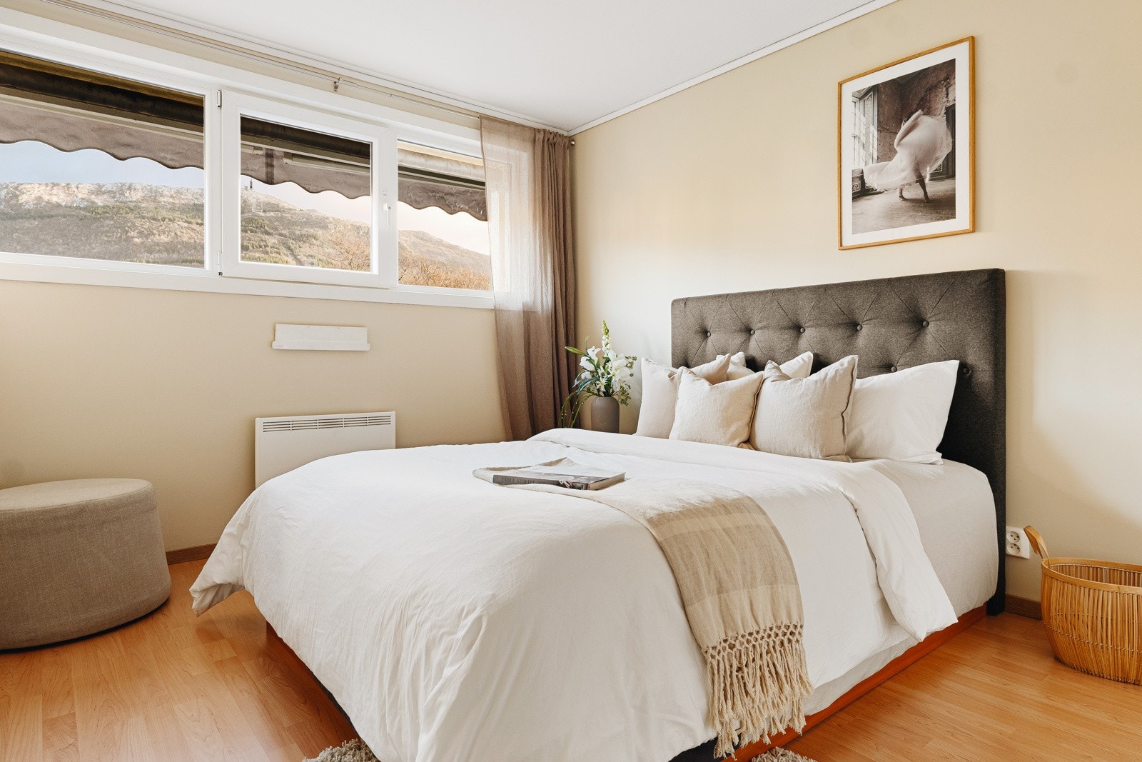 Romslig hovedsoverom på 12,4 kvm med god plass til dobbeltseng. Galleribilde