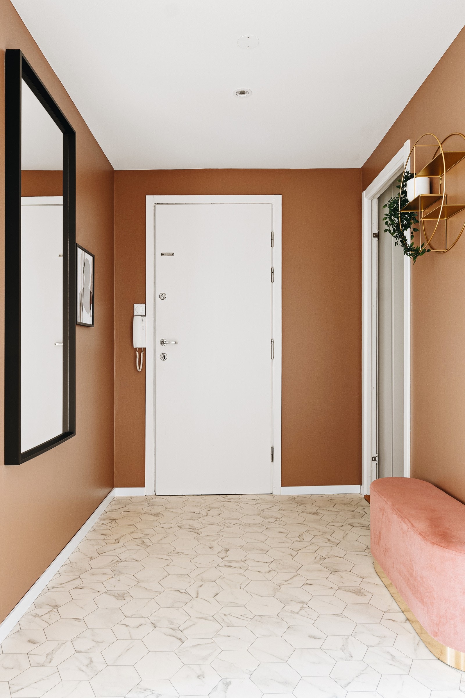 God plass til kommode, skoskap, benk eller vegghengt oppbevaring. Den innvendige boden har adkomst via døren til høyre i bildet. Galleribilde