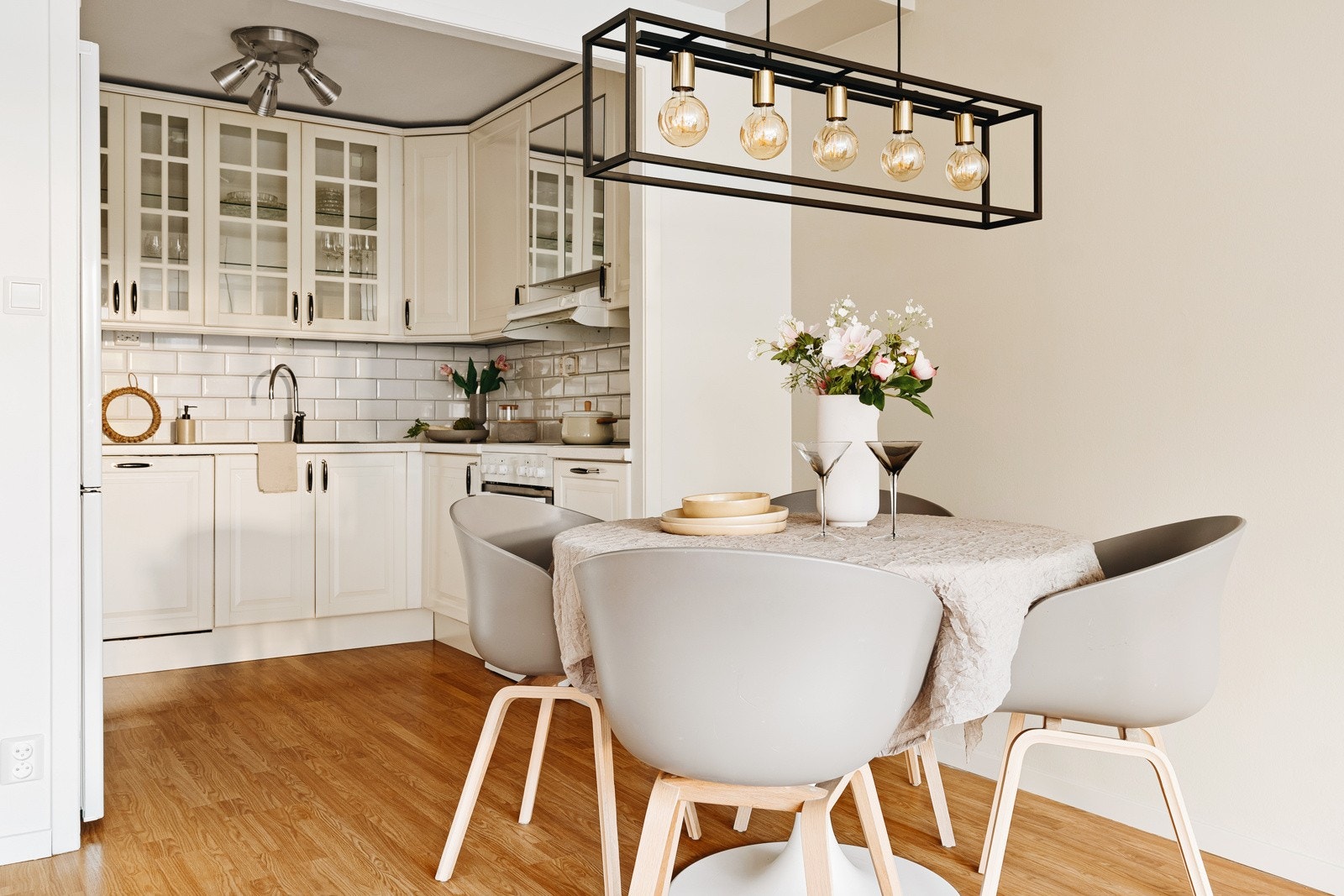 Kjøkkenet er plassert i en praktisk åpen løsning mot stuen. Galleribilde