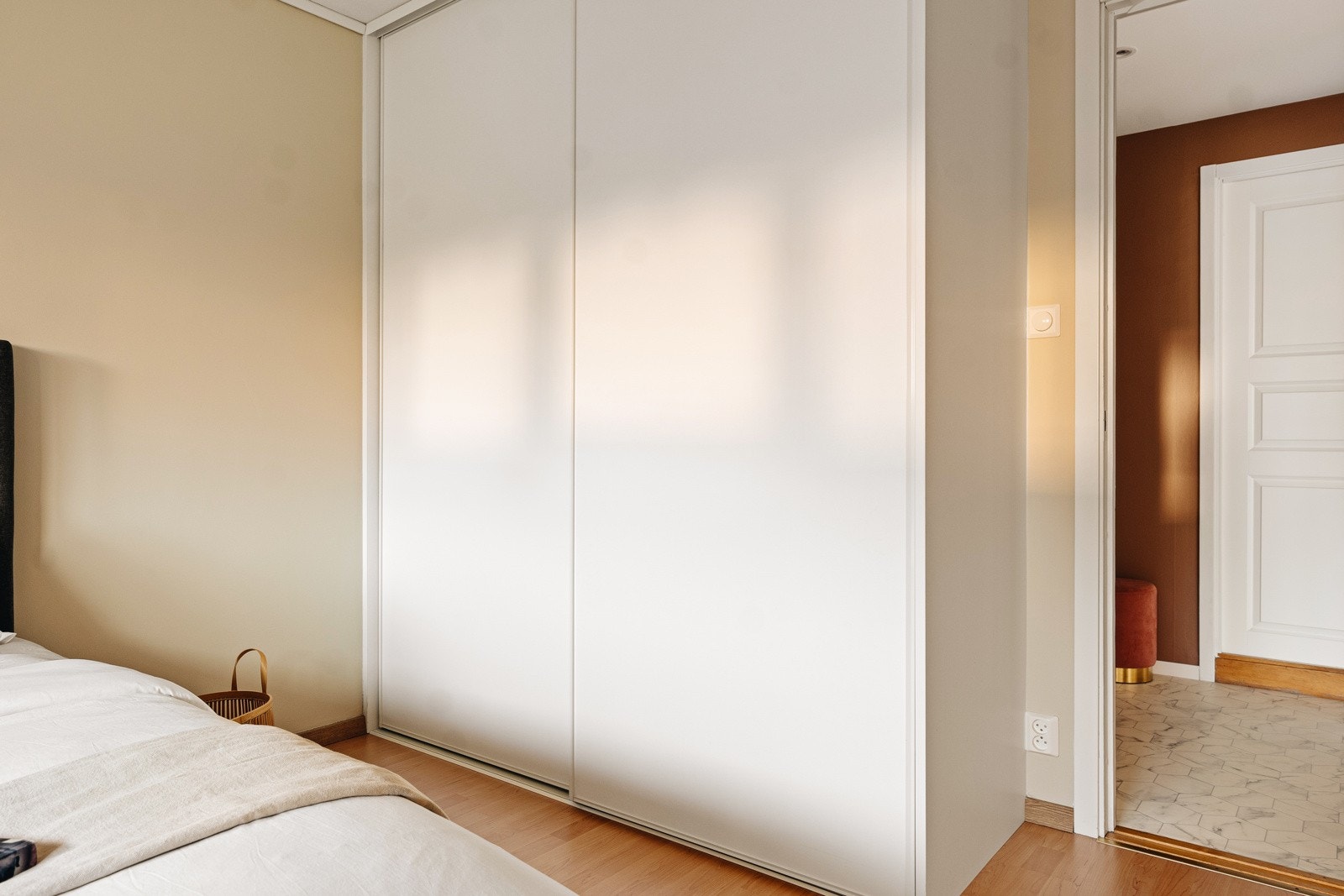 Soverommet er innredet med skyvedørsgarderobe. Galleribilde