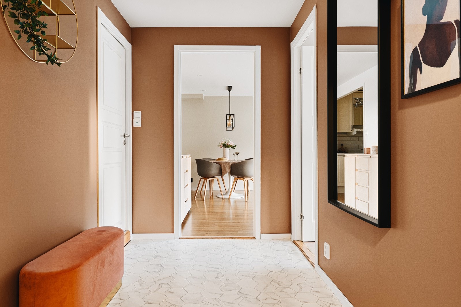 Flott entré med praktisk og lekkert gulvbelegg og spottbelysning i himling. Galleribilde