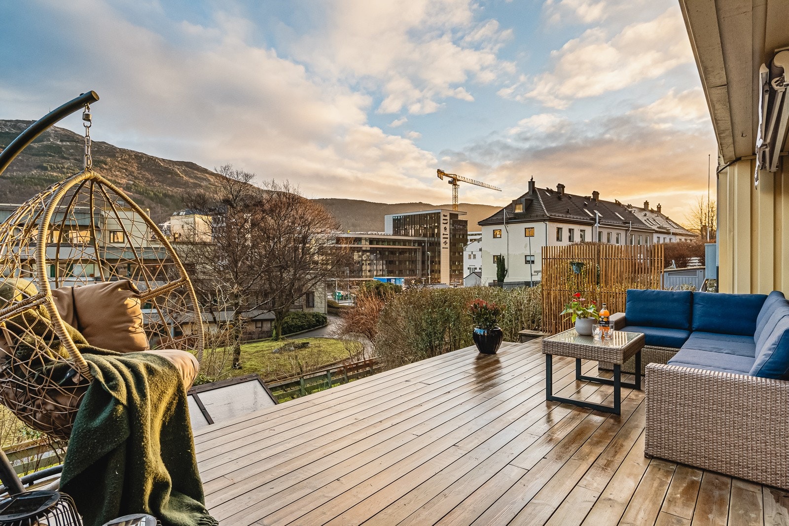 Herlig markterrasse på hele 22 kvm med sol fra tidlig morgen til ca. 13:30 midtsommers. I hagen har man solen til ca. 16:00. Galleribilde