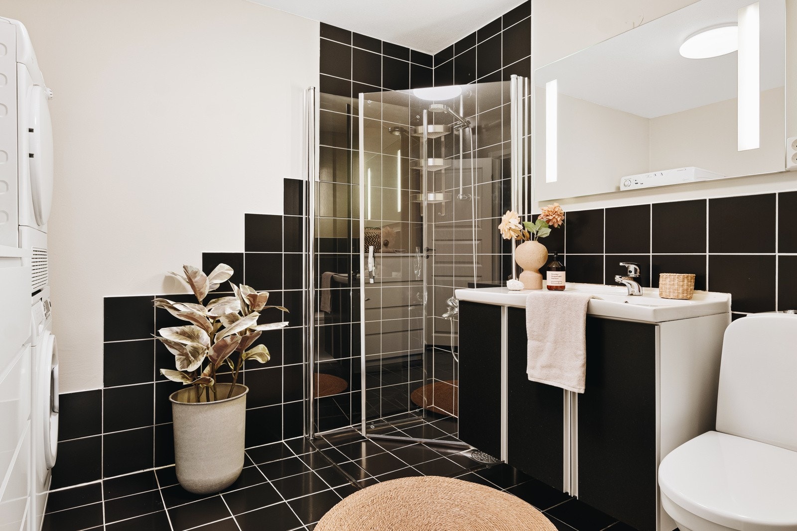 Romslig og tidløst bad på 6,1 kvm med elektriske varmekabler. Galleribilde