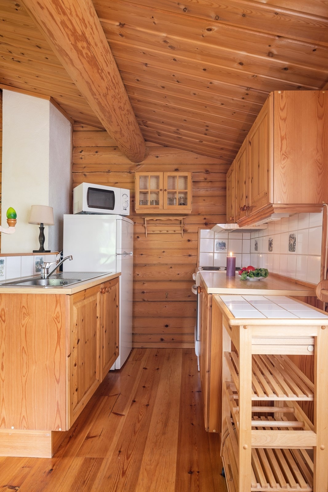 Kjøkkenkroken har enkel innredning med profilerte fronter og laminerte benkeplater. Innredningen består av over -og underskap. Galleribilde