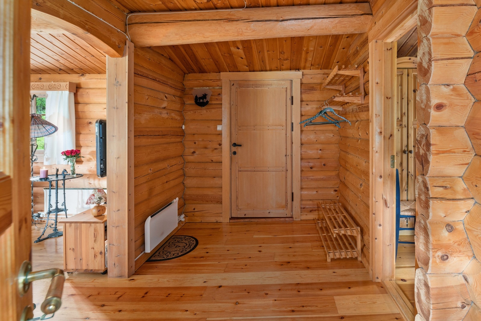 Her kan man henge fra seg yttertøyet før man vandrer videre inn i hytta. Det er montert panelovn som varmekilde i gangen. Galleribilde