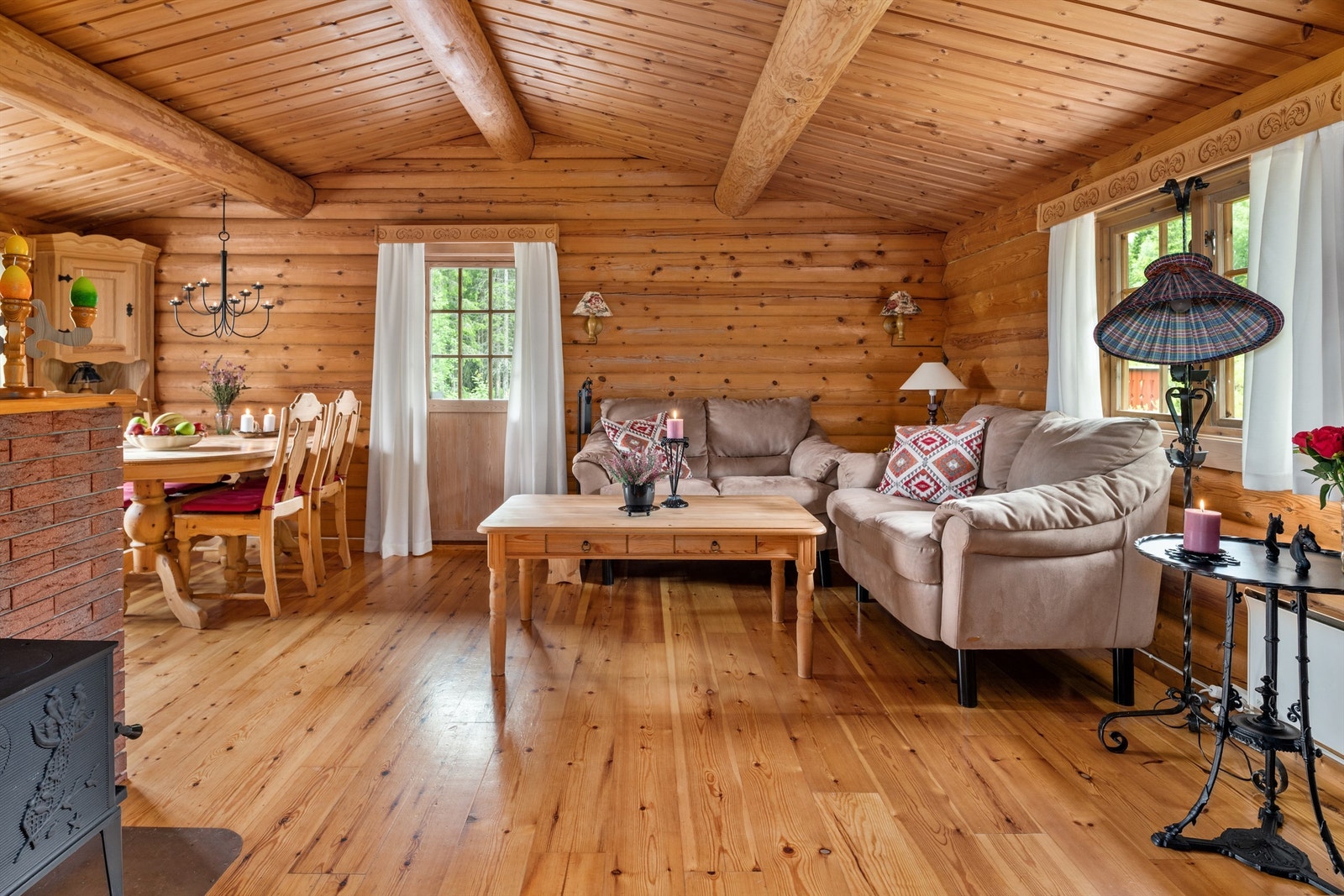 Stuen har ubehandlet tømmer på veggene, lakkert tregulv og panel i himling. Galleribilde