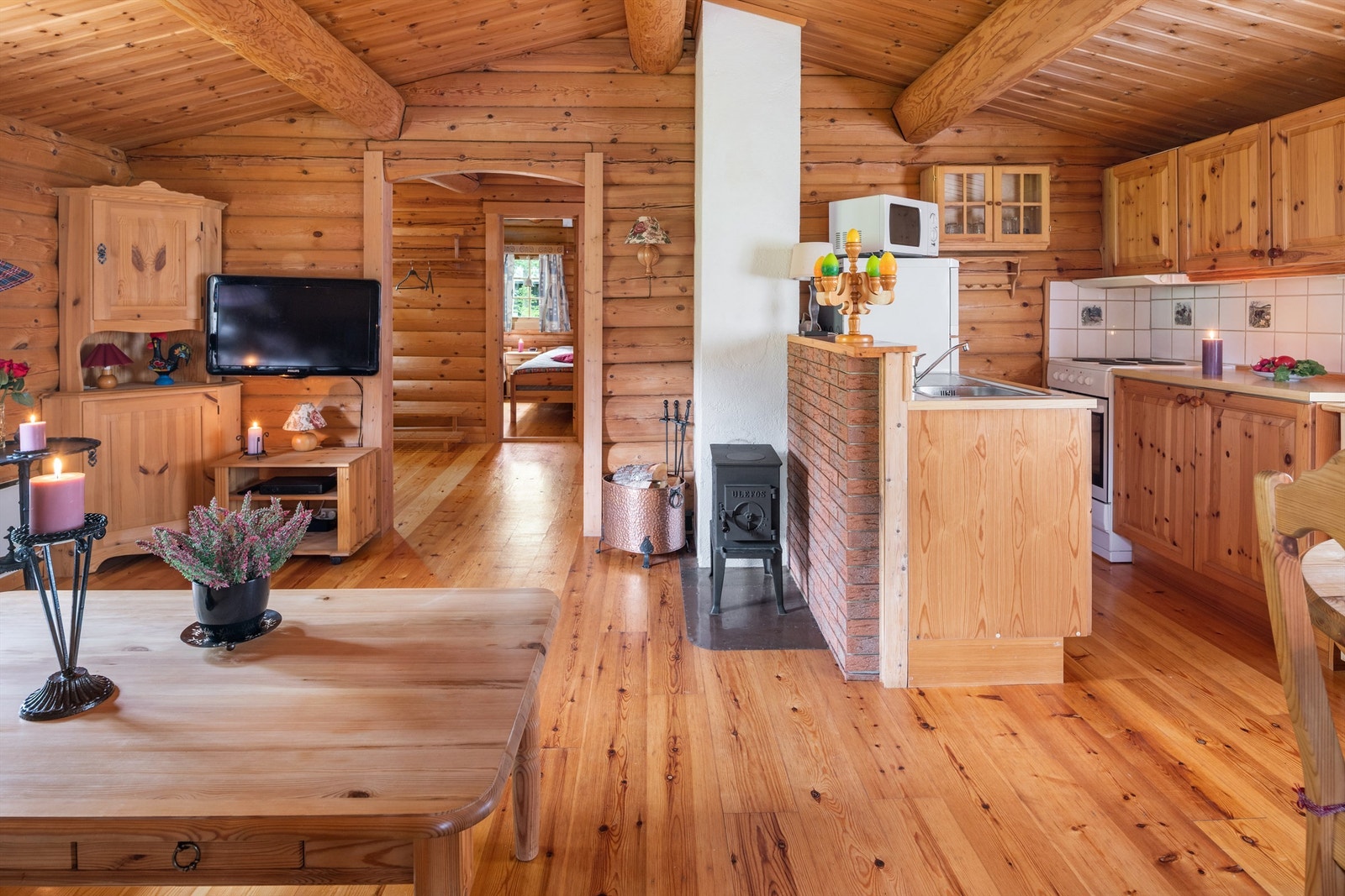 Stuen er romslig med åpen løsning til kjøkkenet. Vedovn montert som varmekilde, samt panelovner på veggene. Galleribilde