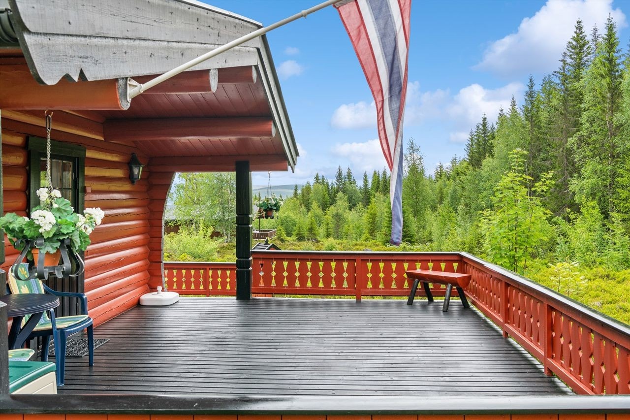 Terrassen er dels overbygget ved terrassedøren. Galleribilde