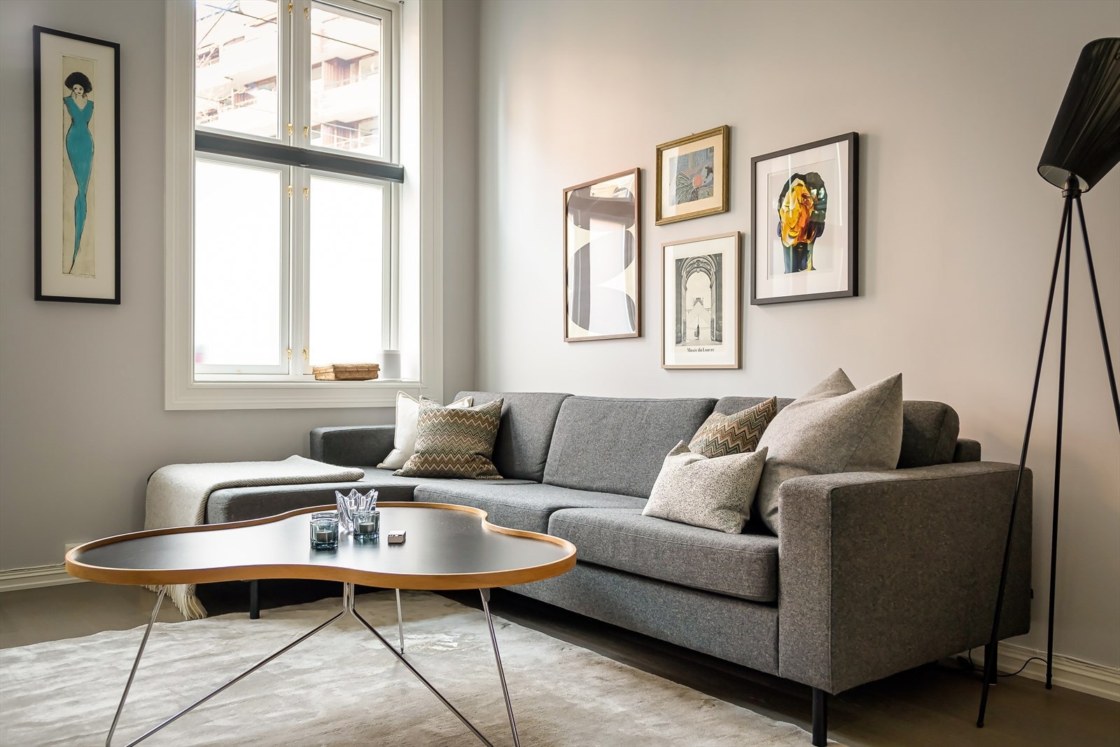 Det er god plass til å innrede med sofa, sofabord og øvrig møblement Galleribilde