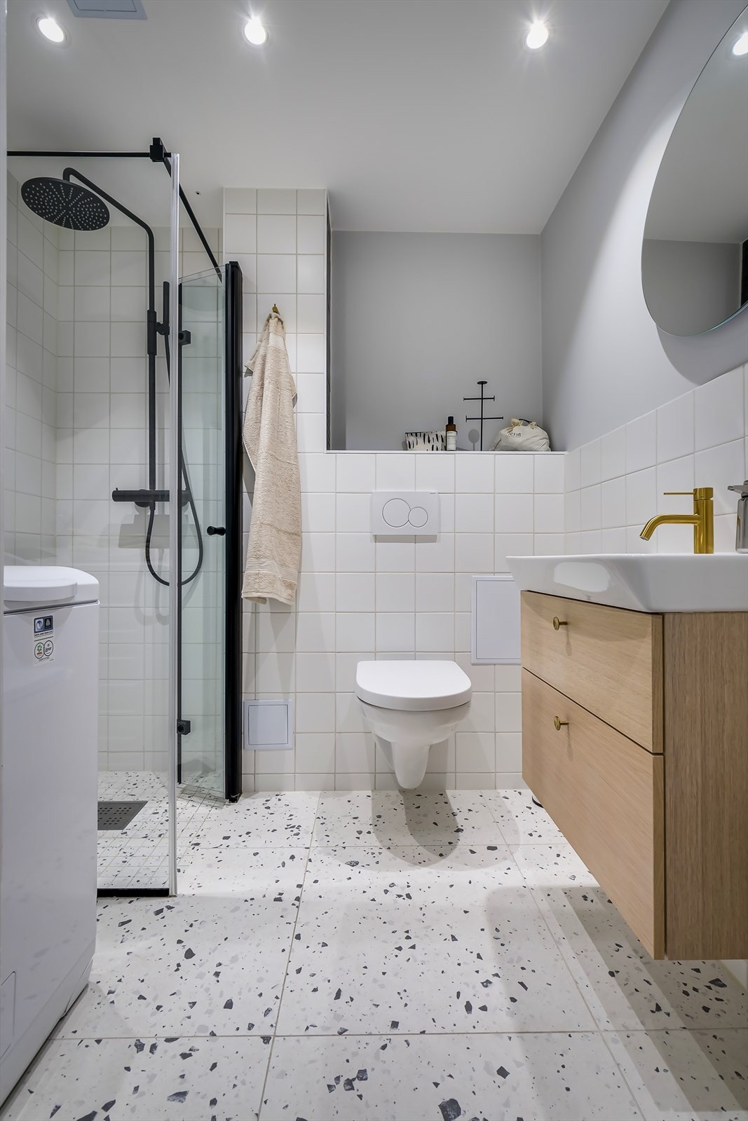 Pent flislagt bad fra 2023 med varmekabler i gulvet og downlights i taket Galleribilde