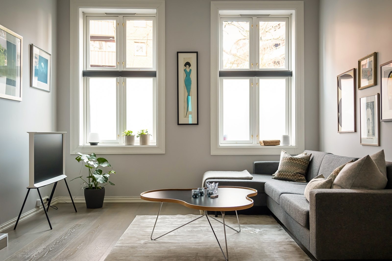 De store vindusflatene slipper inn rikelig med naturlig lys Galleribilde