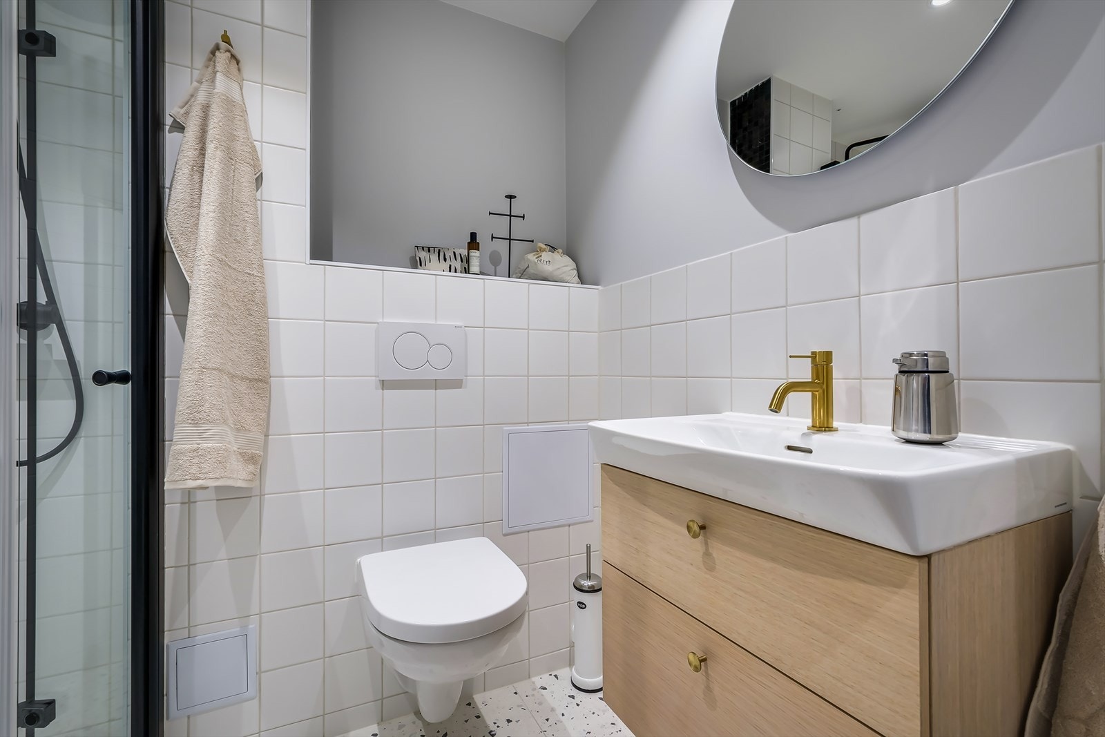 Badet er utstyrt med servantskap, regnfallsdusj, toalett og opplegg for vaskemaskin Galleribilde