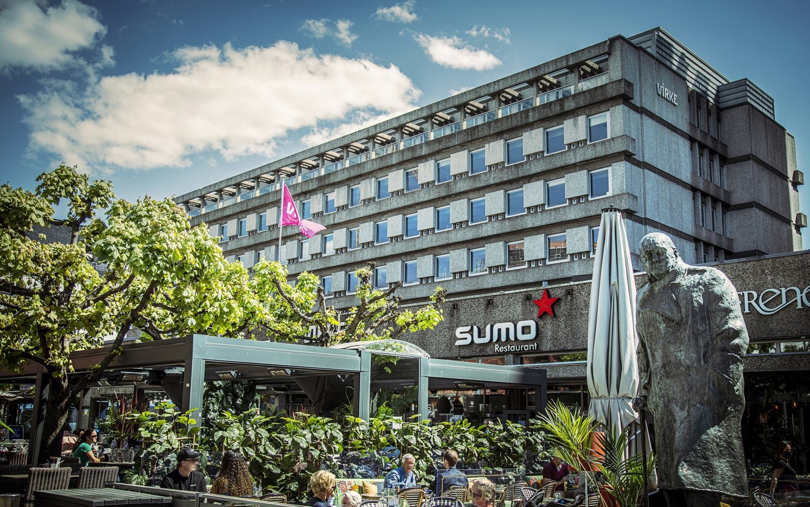 Solli plass ligger også i nærområdet og byr på flere hyggelige restauranter Galleribilde