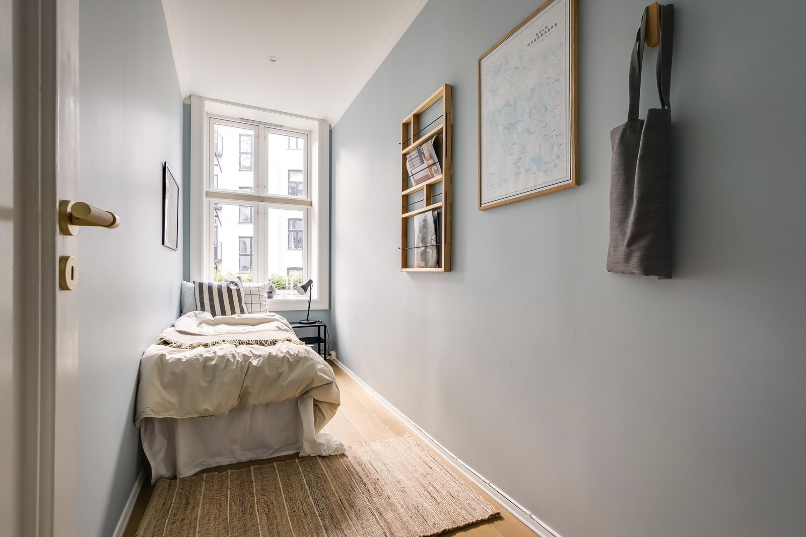 Her er det plass til både seng og nattbord, samtidig som rommet også egner seg godt som et hjemmekontor med plass til en skrivepult og hyller for oppbevaring Galleribilde