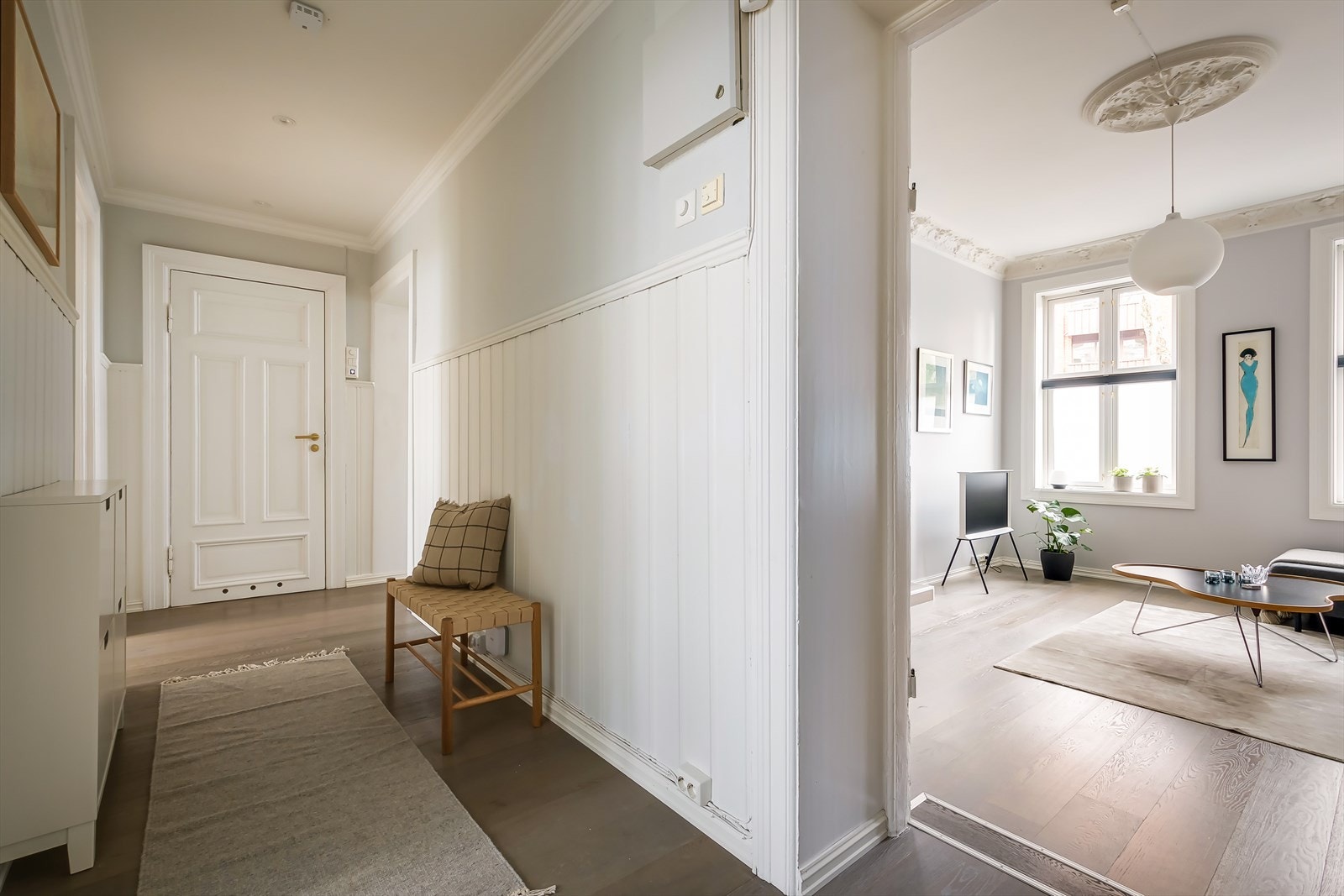 Tilgang til alle rom i leiligheten fra entreen. Galleribilde