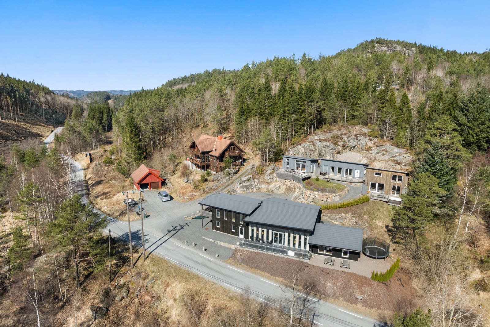 Selskapslokalet er et stilig bygg med mange flotte detaljer. Store vindusflater, åpne rom og betongelementer. Galleribilde