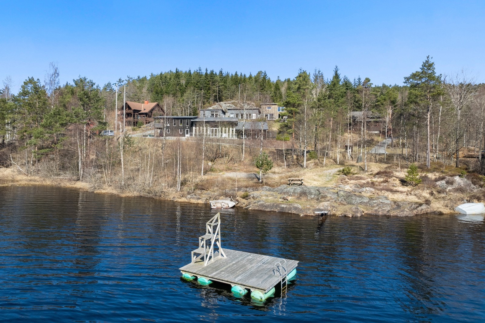 Rett nedenfor Art Cafè ligger Birkelandsvatnet med badeplasser. Galleribilde