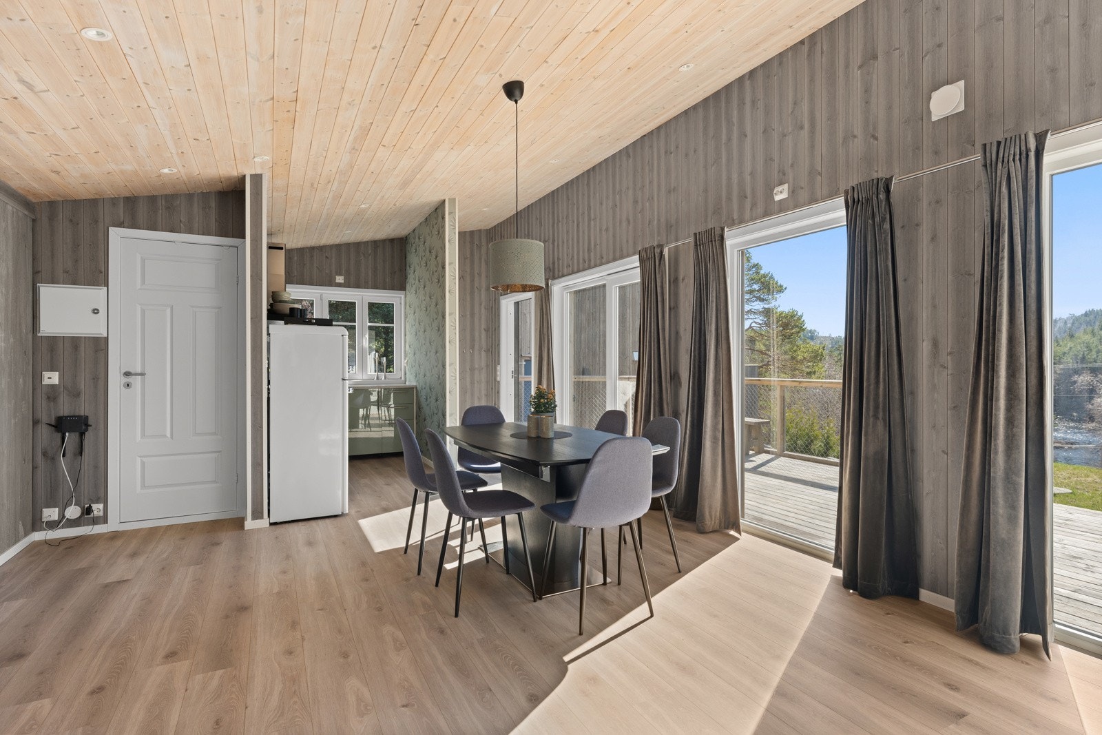 Åpen og romslig stue. God takhøyde samt plass til spisebord og sofagruppe. Galleribilde