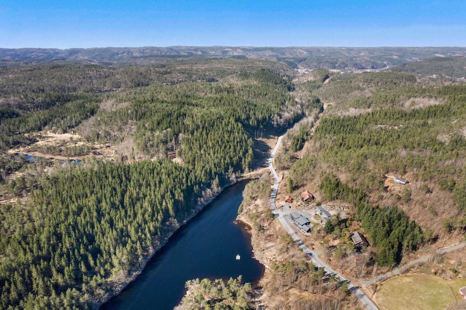 Det er kort vei ned til Madalselva med både raftingsenter og laksefiske. Galleribilde
