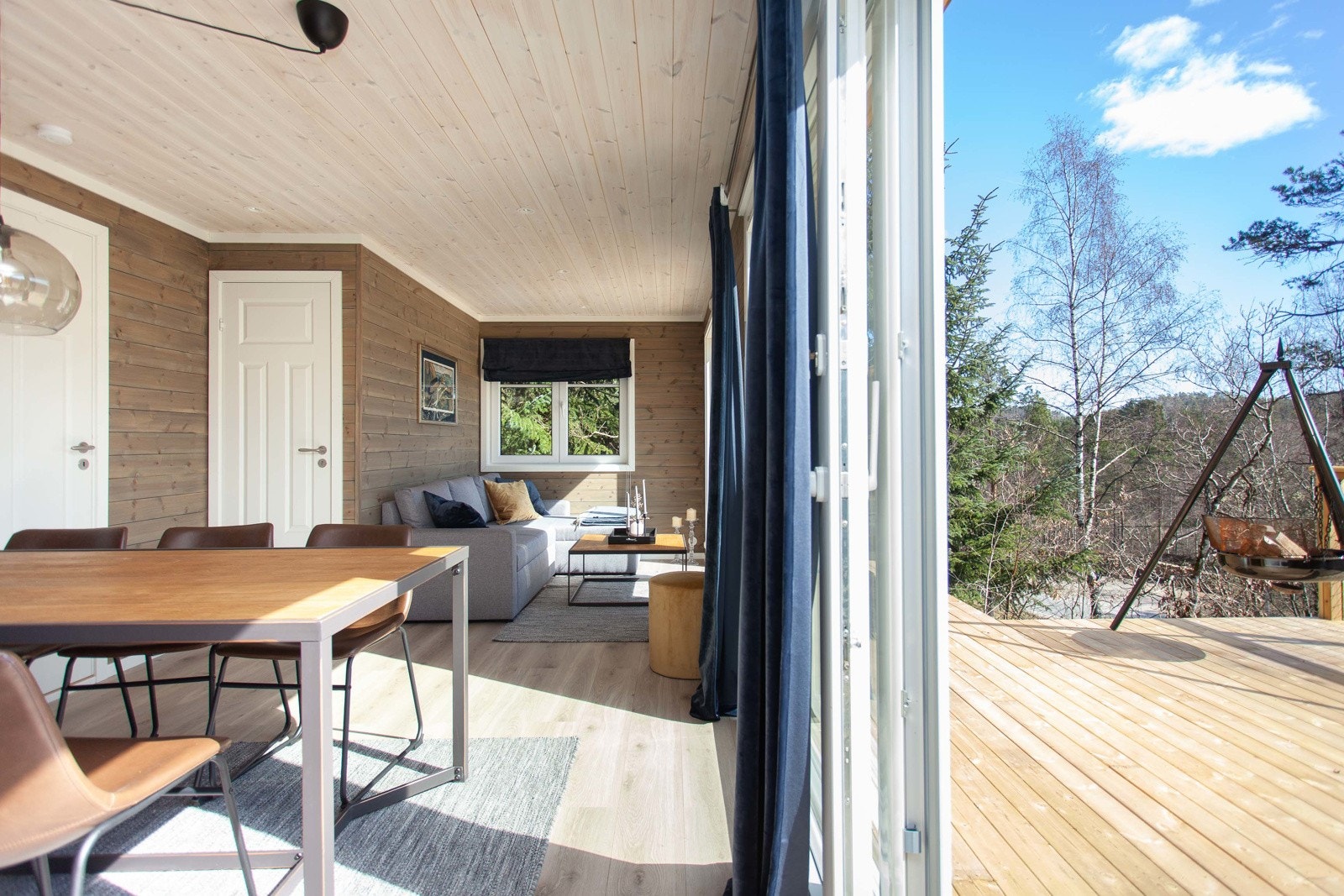 Utgang fra stuen til skjermet og koselig terrase. Galleribilde