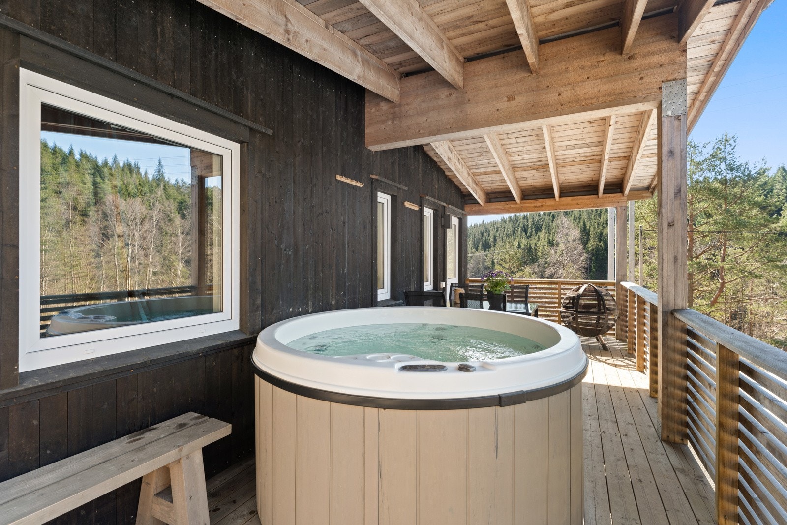 Overbygd terrasse tilhørende leiligheten. Her er det installert jacuzzi. Galleribilde