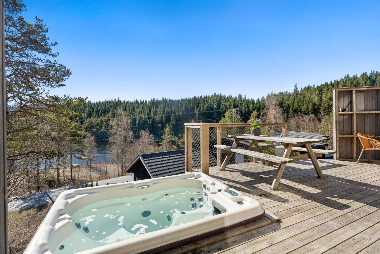 Flotte uteplasser hvor det er 3 terrasser med jacuzzi. Galleribilde