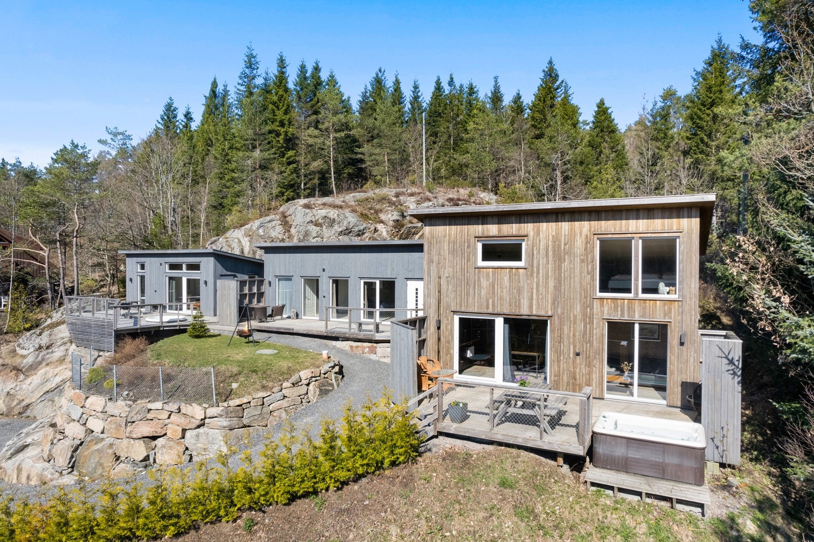 Det er installert jacuzzi på terrassen til hytte I. Galleribilde