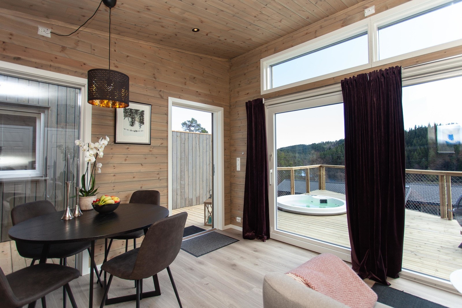 Romslig stue med utgang til terrasse. Det er installert jacuzzi på terrassen. Galleribilde
