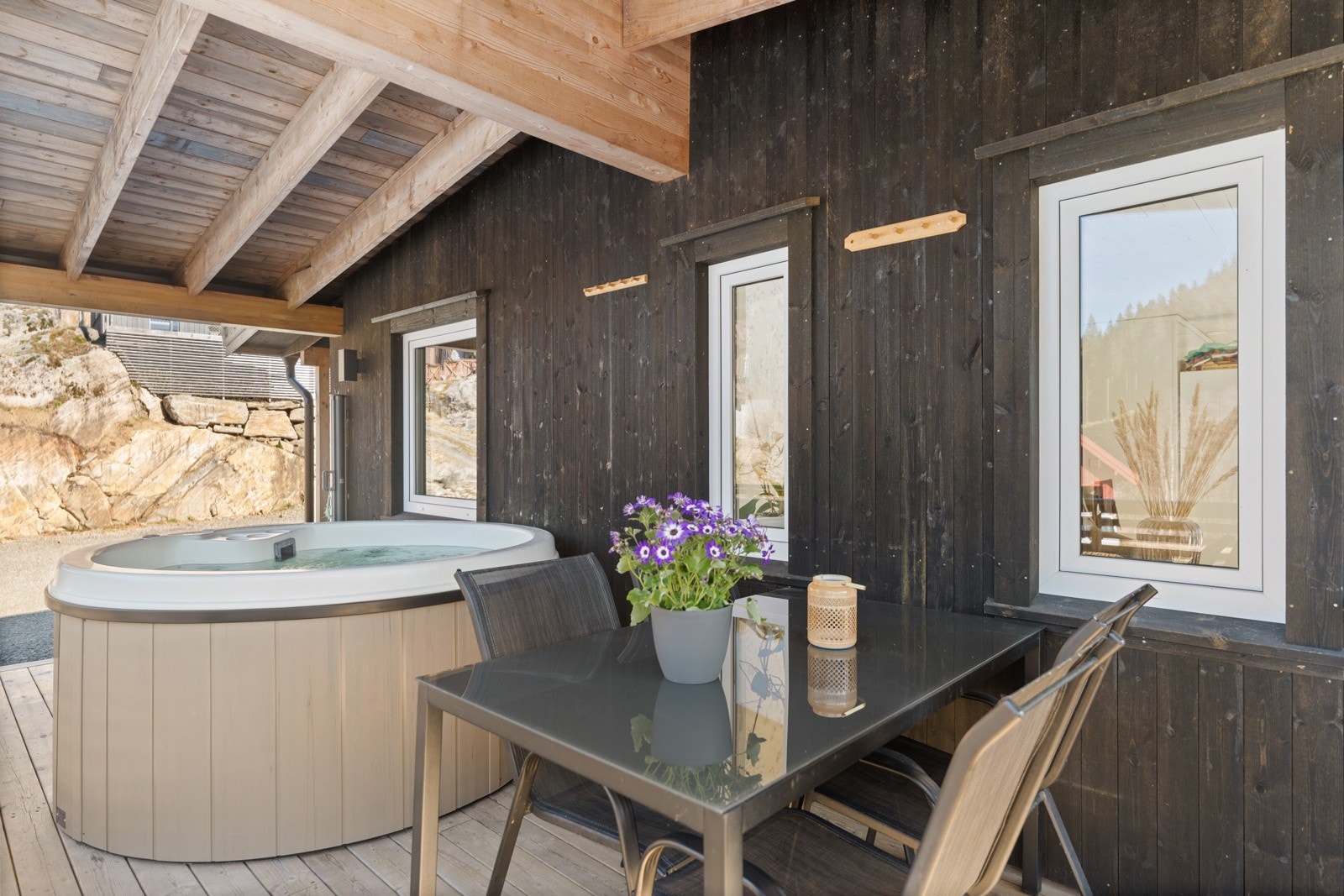 Romslig terrasse med plass til sittegrupper. Galleribilde