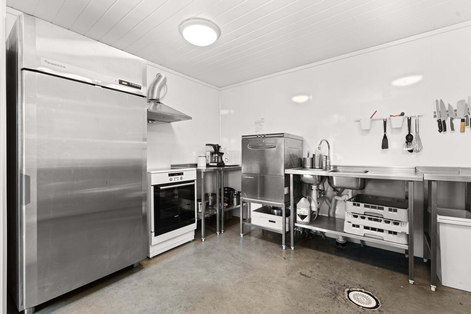 Kjøkken med mye utstyr. God plass til anretning for selskap. Her er det vannbåren gulvvarme. Galleribilde