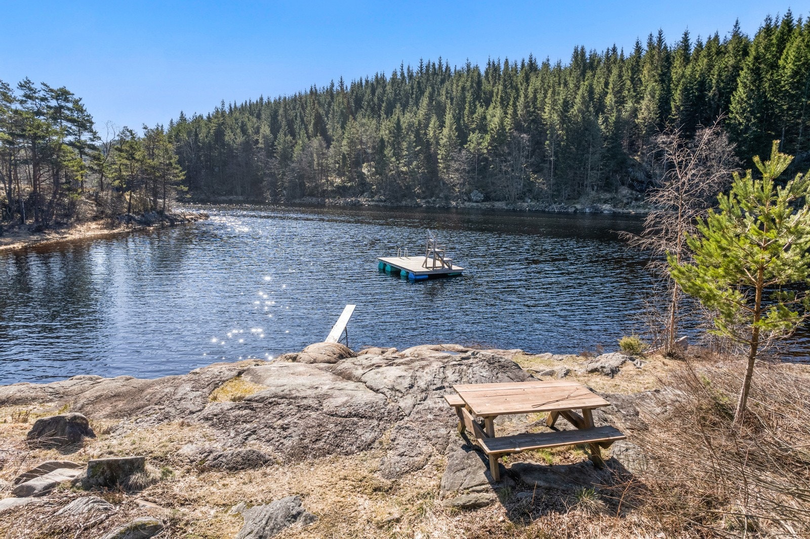 Det er opparbeidet en fin badeplass ved Birkelandsvatnet som benyttes til bading. Galleribilde