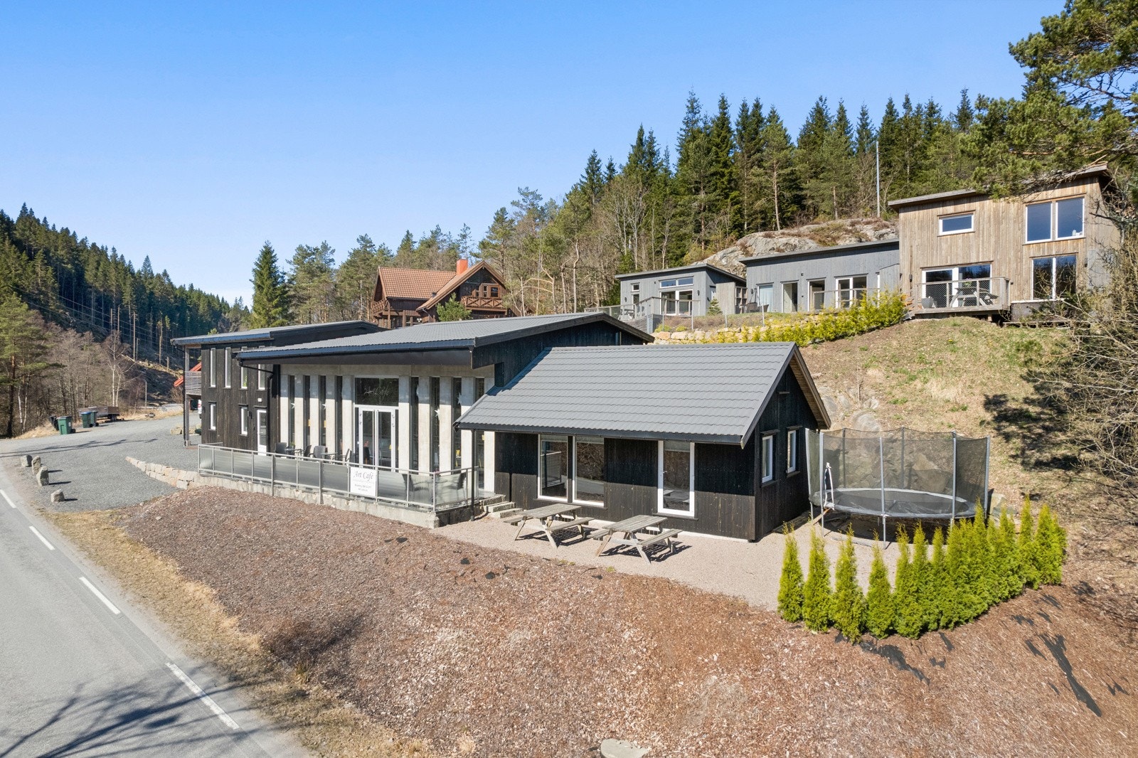 Velkommen til "Art Cafè" med selskapslokale, utleieleilighet og utleiehytter. Galleribilde